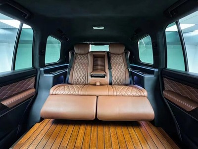 深圳工廠 陸巡/霸道普拉多改裝新潮流，電動(dòng)沙發(fā)床與地板升級(jí)引領(lǐng)個(gè)性化車飾風(fēng)尚